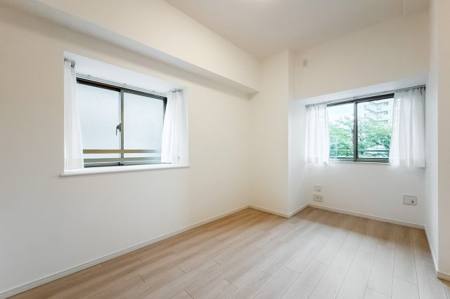 イーストパークス大島サザンスクエアの子供部屋|【子供部屋】お子様を持つ家庭の約6割が「家族や子どものため」に購入を希望。入学後の転校を避け、広い空間でのびのび育てたいなどの親心が、家探しのきっかけになっているようです。