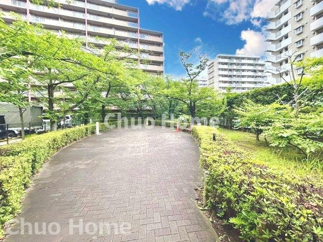イーストパークス大島サザンスクエアの中庭|敷地内には緑が多く住環境良好です