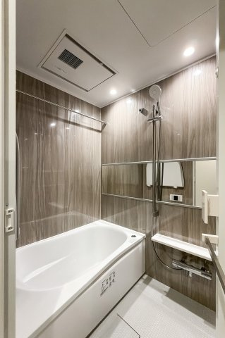 イーストパークス大島サザンスクエアの浴室|【バスルーム】暖房換気乾燥機付きシステムバスルーム。暖房・冷風・換気・乾燥など、毎日を快適に過ごせるうれしい機能が揃っています。雨の日の洗濯物も安心です。