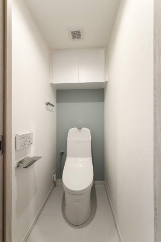 イーストパークス大島サザンスクエアのトイレ|【トイレ】 収納スペースをしっかりと確保した温水洗浄便座機能付きトイレ。温水洗浄便座は清潔にお使いいただくための大切なアイテムです。