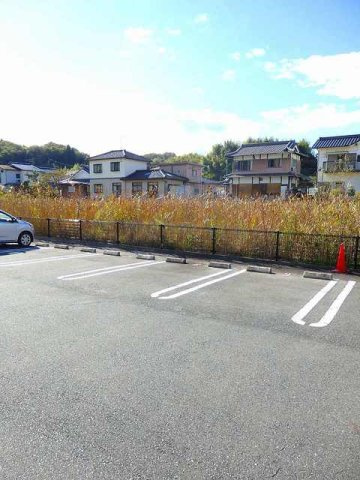 カーサ　フィオーレ　Ⅱの駐車場|駐車場があるので、車を買う予定の方も安心です