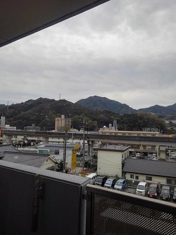 タウニ－ヒルズⅡのバルコニー|外からの目が気にならないバルコニーで洗濯物が干せます