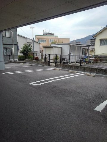 タウニ－ヒルズⅡの駐車場|駐車場があるので、車を買う予定の方も安心です