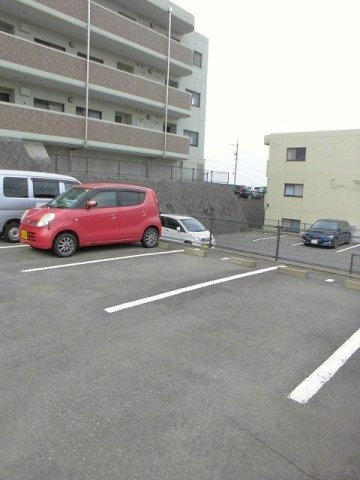 若山ガーデンヒル　Ａ棟の駐車場|駐車スペースもあります