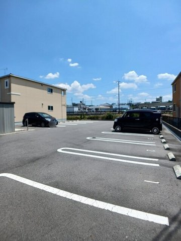 エムロード　Ｃの駐車場|駐車場があるので、車を買う予定の方も安心です