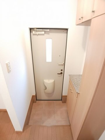 プラシードＡの玄関|明るい玄関です