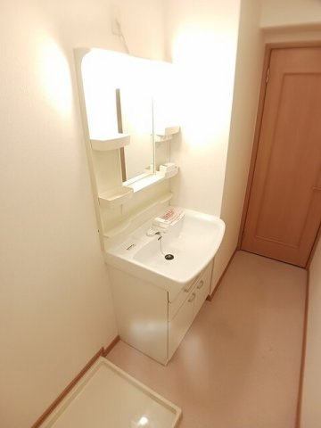 プラシードＡの洗面所|明るい洗面所です