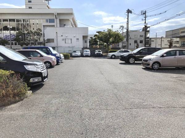 ビレッジハウス光南タワー1号棟の駐車場|駐車場があるので、車を買う予定の方も安心です