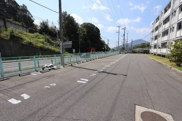 ビレッジハウス下更地2号棟の駐車場|駐車場があるので、車を買う予定の方も安心です