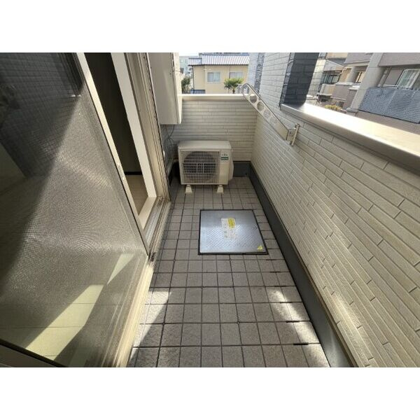 京都市下京区西七条東御前田町のアパートのバルコニー