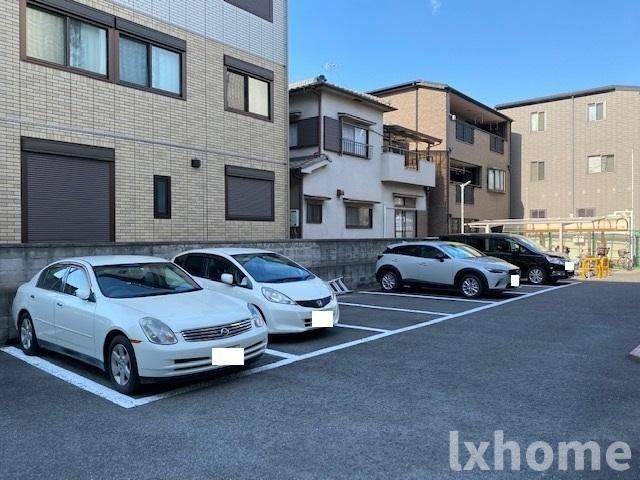 プルミエールメゾンF1番館の駐車場