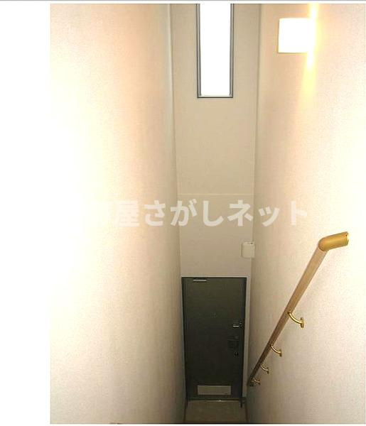 クレスト駒込Ⅱのその他|1F玄関から2F居室への専用階段