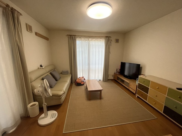 「太陽光パネル付き」南国市大そね乙 戸建ての居間・リビング|日当たりのよい、使いやすい居間です