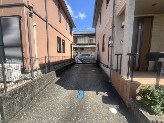 「太陽光パネル付き」南国市大そね乙 戸建ての駐車場|普通車2台駐車できます。