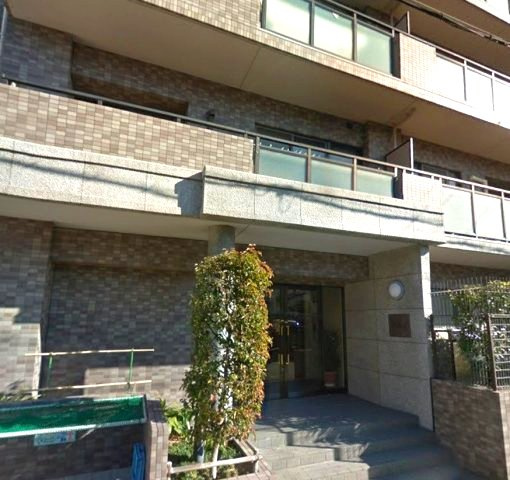 ファミール甲子園浦風町のエントランス|オートロック、セキュリティのしっかりした物件、不在時や、直接受け取らなくても安心な宅配ボックス