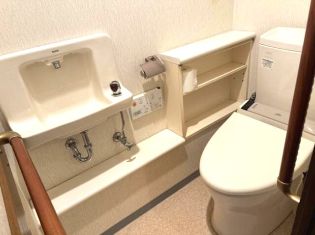 ファミール甲子園浦風町のトイレ|洗面台があるトイレ
