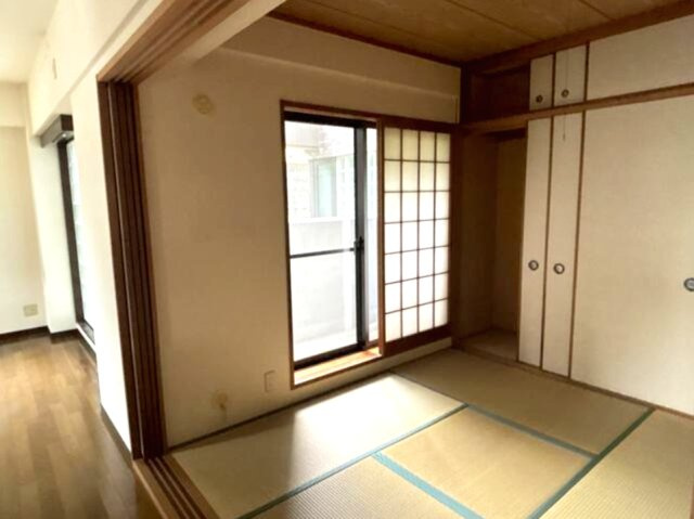 ファミール甲子園浦風町の和室|LDKと和室の間の扉を開けることで、開放感あふれる空間に！
どちらの居室にも大きな窓がある為、リビング全体が明るい陽光に包まれます。