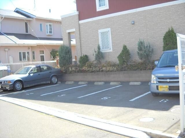 イーストビラの駐車場