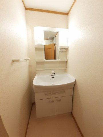 プレアベニューＣの洗面所|ゆったりとスペースのある洗面所