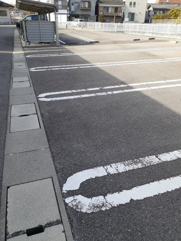 フィールドビーチ羽ノ浦　Ⅰの駐車場|車をお持ちの方に嬉しい駐車場付きの物件です
