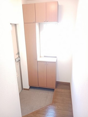 【玄関】 | プロメナーデ名草 | 収納もある玄関です