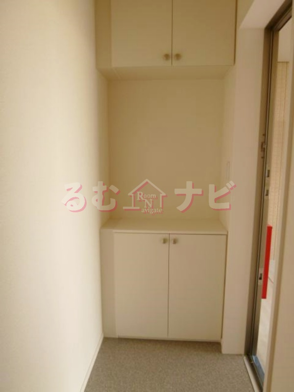 春日市白水池１丁目のアパートの玄関