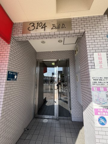 3104ビルのエントランス
