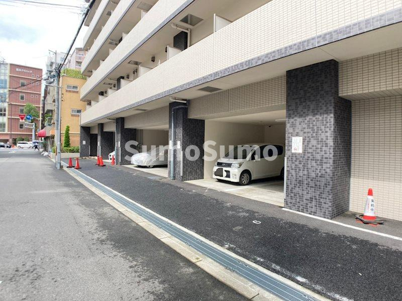 レオンコンフォート難波南の駐車場