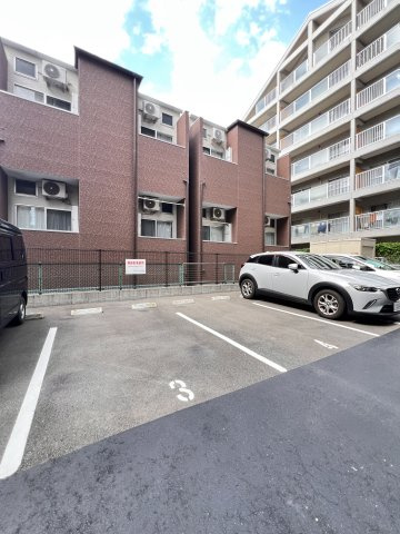 Cresci la Zonaの駐車場