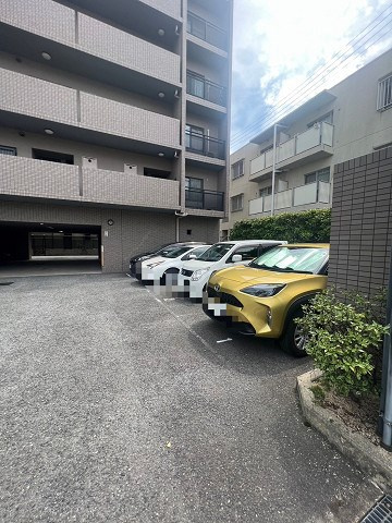 エスペラールの駐車場