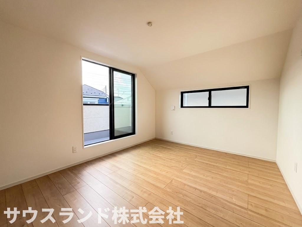 八王子市東浅川町6期１号棟の洋室|２面の窓から明るい光が差し込む心地よい洋室です。風通しも良く、いつでも新鮮な空気を取り込むことができます。主寝室としてはもちろん、お子様のお部屋や趣味のスペースとしてもご活用いただけるお部屋です。