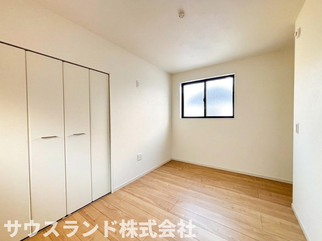 八王子市東浅川町6期１号棟の洋室|ナチュラルな風合いが魅力の洋室です。シンプルで飽きのこないデザインは様々なインテリアにしっくりと馴染みます。学習机や本棚を配置して、お子様の勉強部屋としてご利用いただくのにもおすすめのお部屋です。