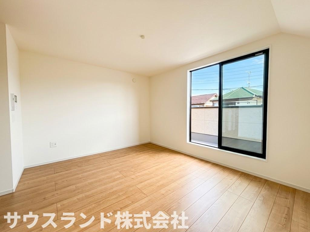 八王子市東浅川町6期１号棟の洋室|木目の美しいフローリングが温かみを感じさせる洋室です。クローゼットが完備されておりお部屋をすっきりと広くお使いいただけます。落ち着いた雰囲気で夜もゆったりとお休みいただけるプライベート空間です。