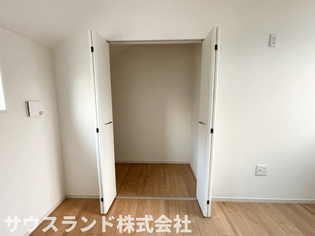 八王子市東浅川町6期１号棟の収納|廊下に設けられた便利な収納スペースです。日用品のストックや掃除機、コートなどを片付けておくのに重宝します。ご家族みんなが使いやすい場所にあり、お家の中をいつでもすっきりと保つ役目を果たしてくれます。