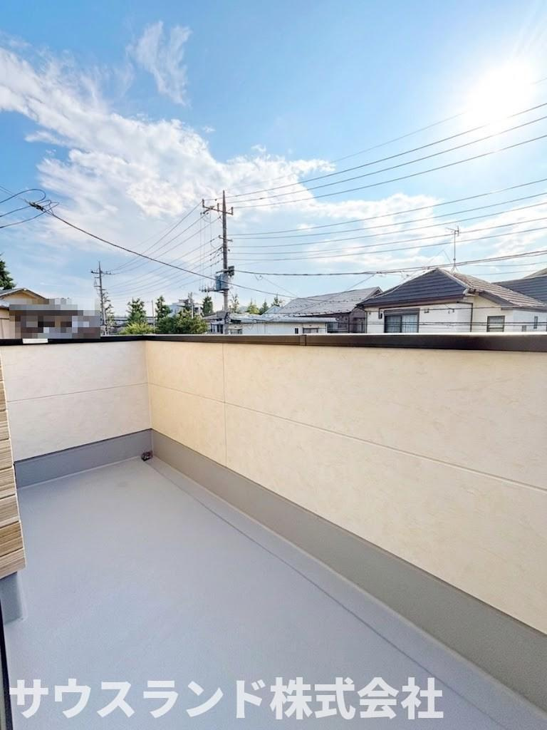 八王子市東浅川町6期１号棟のバルコニー|広々としたバルコニーは日当たりが良く、お布団や洗濯物がしっかりと乾きます。水栓が付いているため、ガーデニングの水やりやバルコニーのお掃除も手軽に行えます。ちょっとしたくつろぎスペースにも最適です。