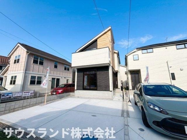 八王子市東浅川町6期１号棟の外観|外からの視線を適度に遮りながらも、明るい光をたっぷりと取り込めるよう窓の配置が工夫された外観です。ご近所との間隔もしっかりと確保されており、プライバシーを守りながら快適な暮らしを送ることができます。