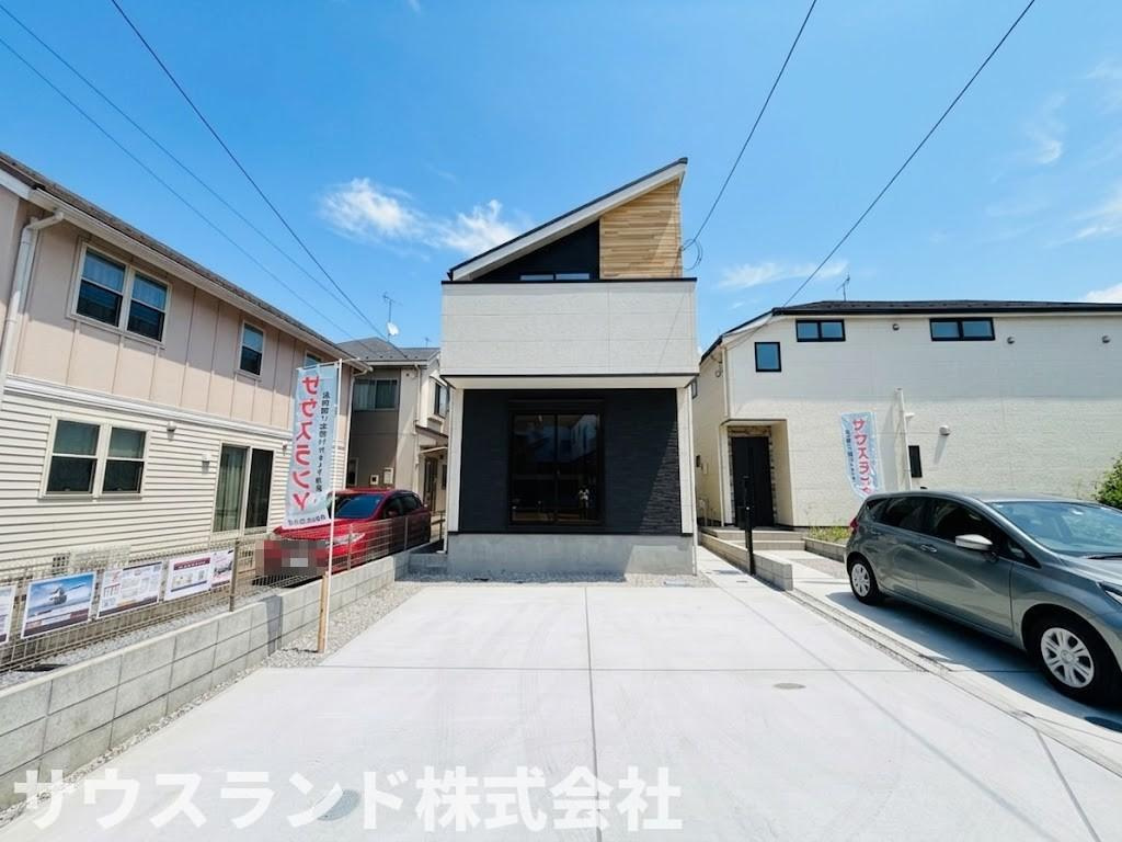 八王子市東浅川町6期１号棟の外観|前面道路が広く見通しが良いため、お車での外出や車庫入れも安心です。敷地内には自転車などを置くゆとりのスペースもございます。外壁は汚れが目立ちにくく、長くきれいな状態を保ちやすい素材を採用しています。