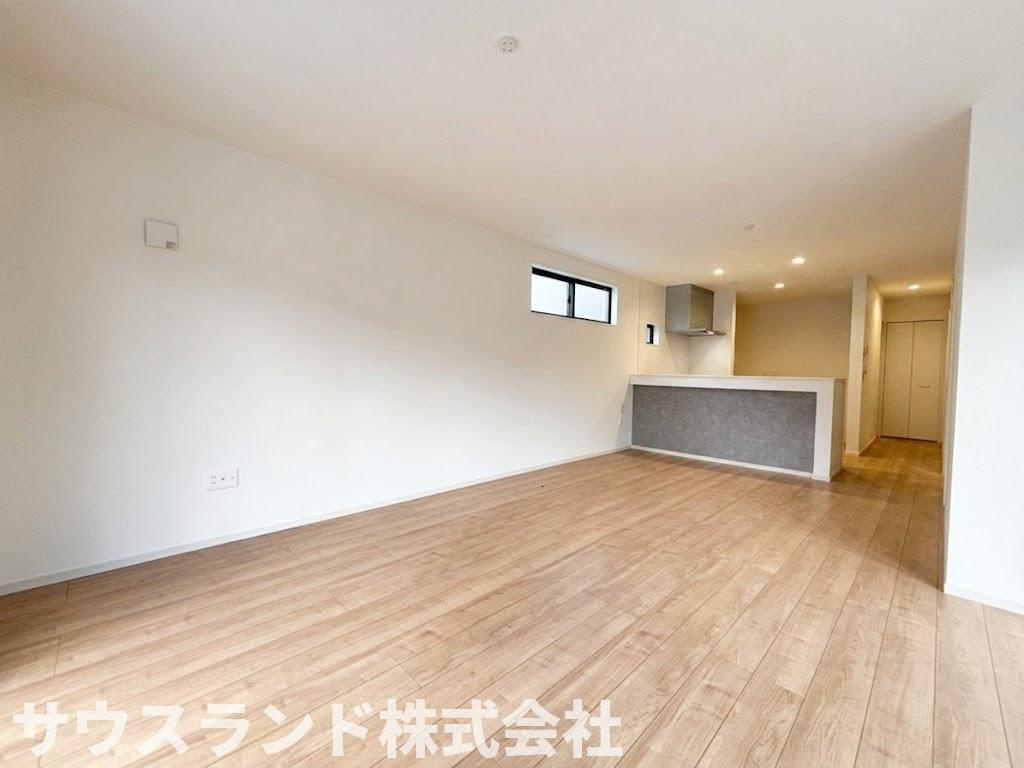 八王子市東浅川町6期１号棟の居間・リビング|隣接する洋室の扉を開け放つことで、さらに広々とした大空間としてご利用いただけるリビングダイニングです。お子様が元気いっぱいに走り回れる広さがあり、お友だちを招いてのホームパーティにも適しています。