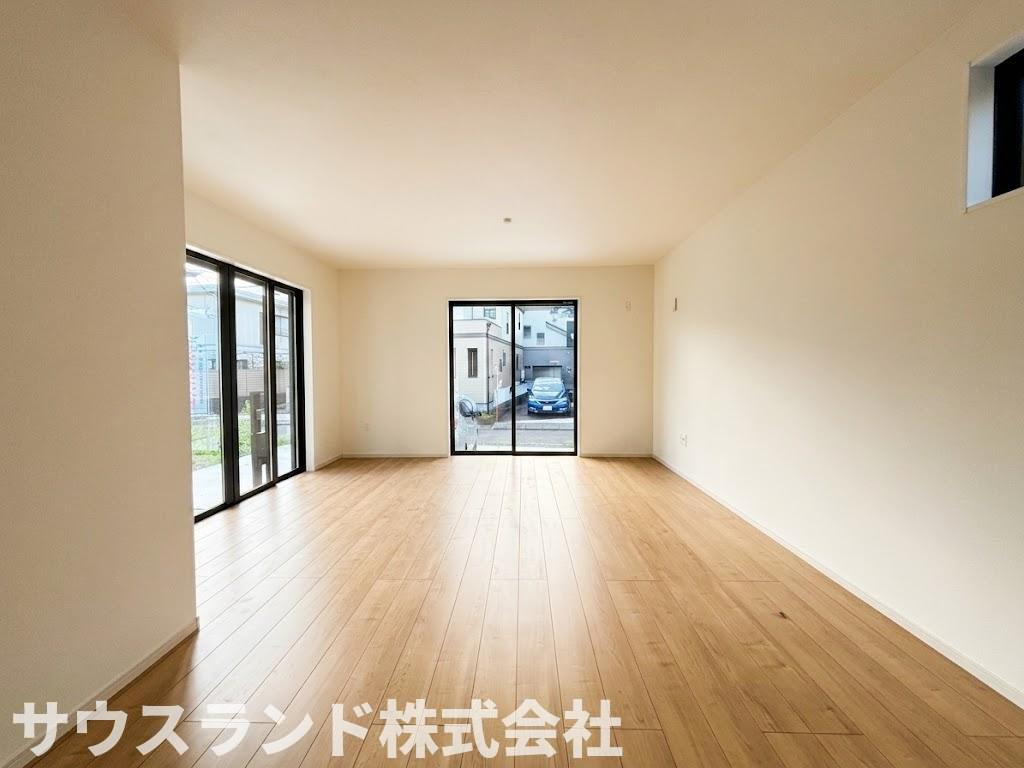 八王子市東浅川町6期１号棟の居間・リビング|お好みの家具やインテリアを自由に配置しやすい、整った形状のリビングダイニングです。キッチンからの視界が良く、遊んでいるお子様の様子を見守りながら安心してお過ごしいただける間取りとなっております。