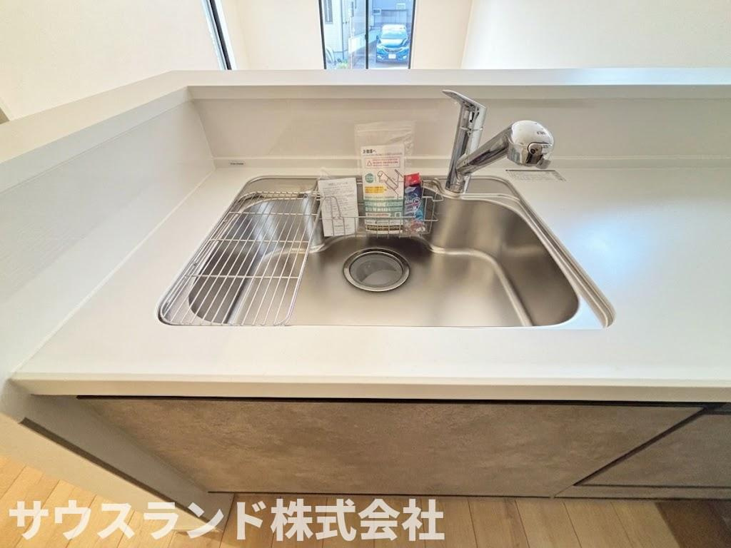 八王子市東浅川町6期１号棟のキッチン|大きなお鍋やフライパンも洗いやすい広々としたシンクです。水はねの音が抑えられる静音仕様となっており、リビングでくつろぐご家族の邪魔になりません。浄水器一体型の水栓でいつでも美味しいお水が飲めます。