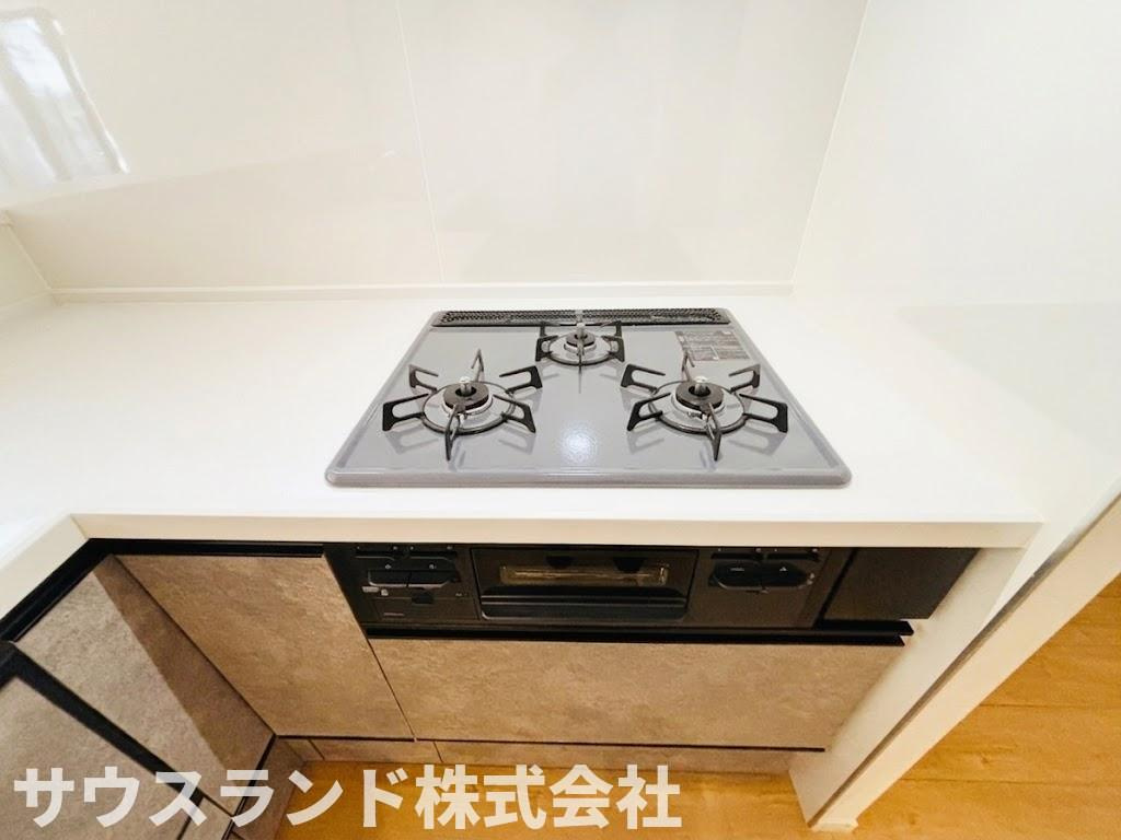 八王子市東浅川町6期１号棟のキッチン|複数のお料理を同時に進行できる便利な３口コンロです。フラットな天板はお手入れが簡単で、吹きこぼれなどの汚れもサッと拭き取ることができます。毎日のお料理がより効率的で楽しい時間へと変わります。
