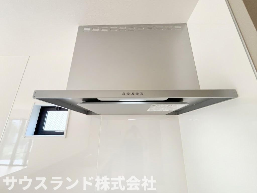 八王子市東浅川町6期１号棟のキッチン|調理中の煙やニオイをしっかりと吸い込むパワフルなレンジフードです。すっきりとしたスリムなデザインで、キッチンのインテリアにも馴染みます。整流板付きでお手入れも簡単に行える使い勝手の良い設備です。