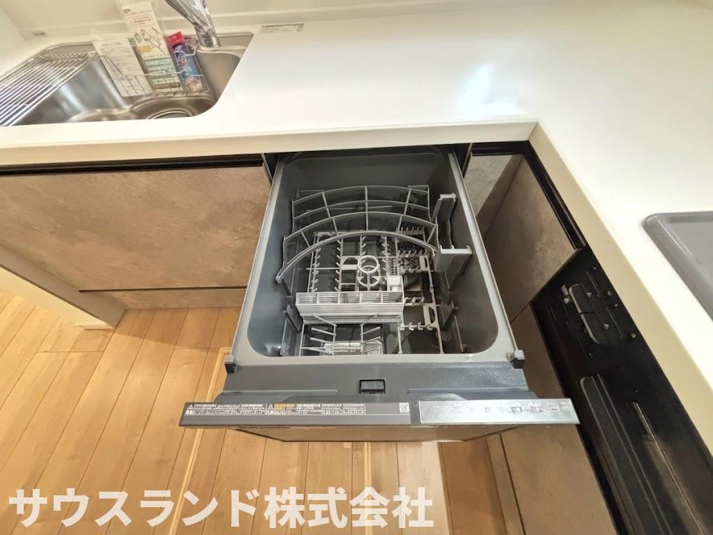 八王子市東浅川町6期１号棟のキッチン|毎日の食器洗いの手間を大幅に軽減できるビルトイン食器洗い乾燥機です。手洗いよりも節水効果が高く、高温で洗浄するため衛生的です。空いた時間を、お子様と遊ぶ時間やリラックスタイムにあてられます。