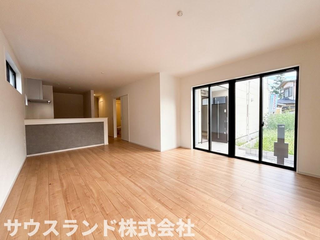 八王子市東浅川町6期１号棟の居間・リビング|ダウンライトが空間をすっきりと見せる、洗練されたデザインのリビングダイニングです。フラットな床はお掃除ロボットも使いやすく、毎日の家事負担を軽減できます。ご家族が自然と集まる居心地の良い場所です。