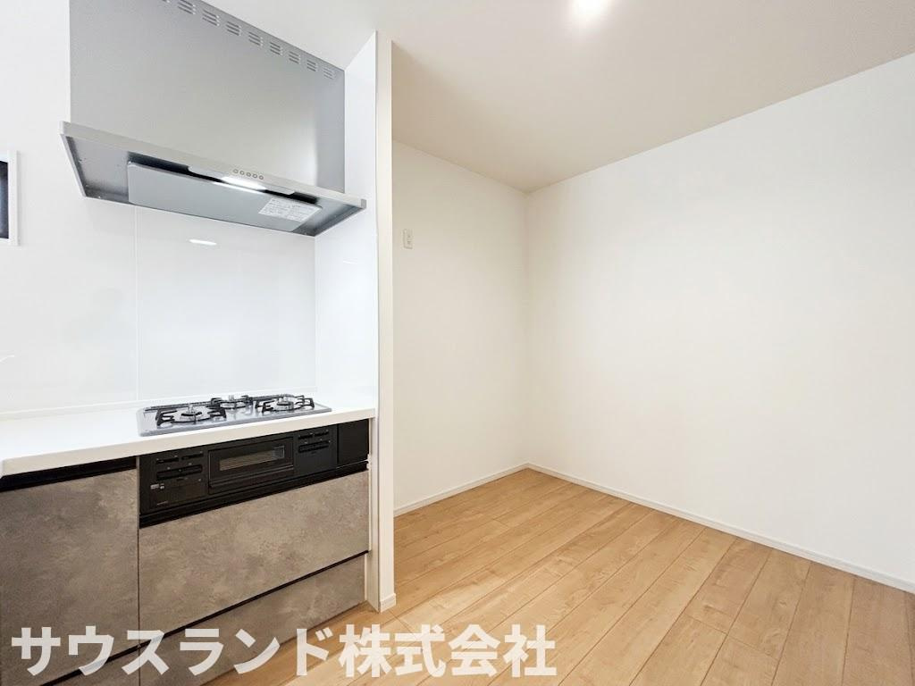 八王子市東浅川町6期１号棟のキッチン|採光がしっかりと確保された明るく清潔感のあるキッチン空間です。床下収納も備わっており、保存食や日用品のストックに重宝します。広々としたスペースで、毎日の家事を快適にこなすことができる環境です。