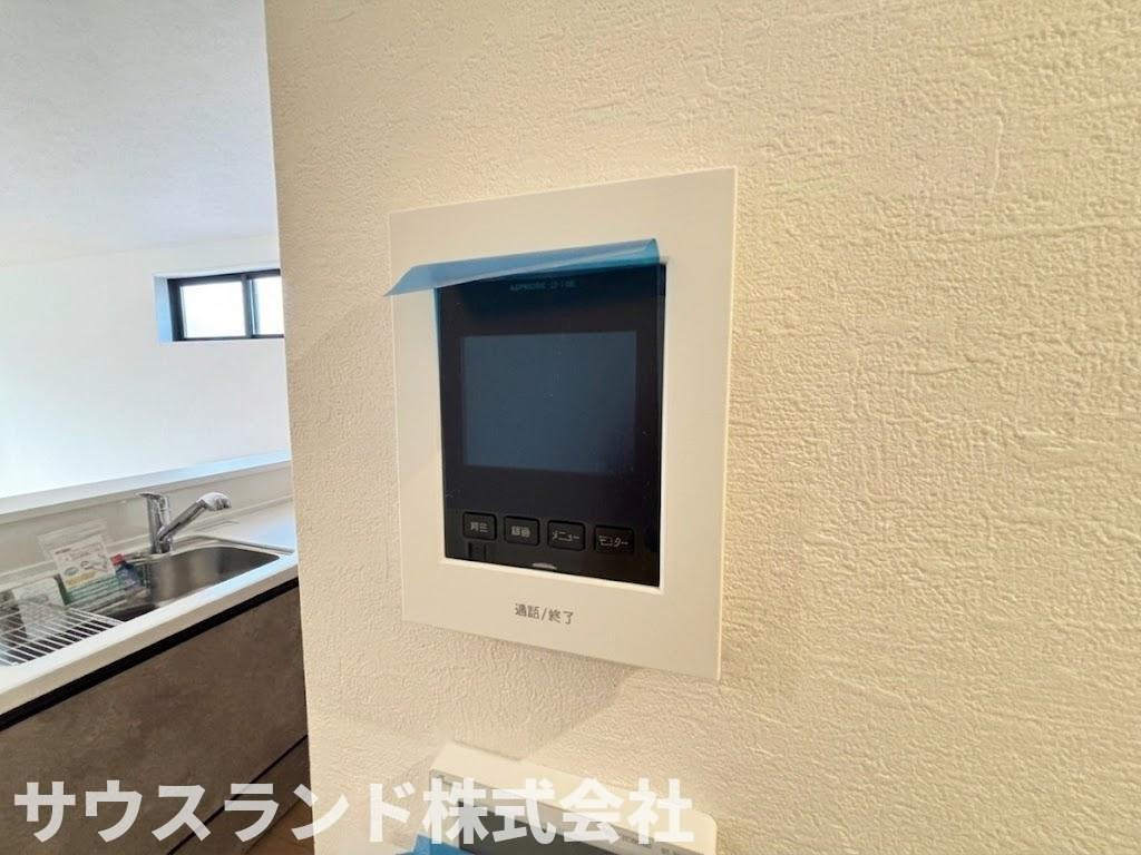 八王子市東浅川町6期１号棟のセキュリティ|訪問者の顔をしっかりと確認できるTVモニター付きインターホンです。録画機能も備わっているため、外出中の来客も後から確認することができます。お子様がお留守番をしている際も安心できる防犯設備です。