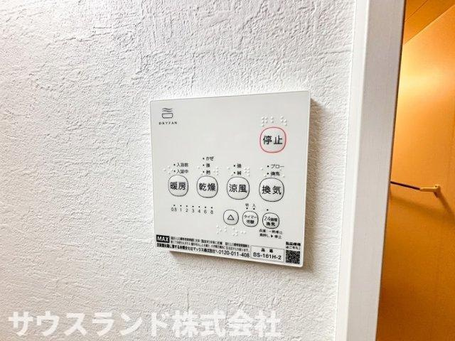 八王子市東浅川町6期１号棟の発電・温水設備|ボタン一つでお湯張りや追い焚きができる便利なオートバス機能付きです。キッチンと浴室で会話ができる機能も備わっており、リビングからお子様の入浴状況を確認できるため、家事をしながらでも安心できます。