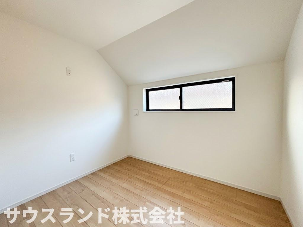 八王子市東浅川町6期１号棟の洋室|高い位置に窓が設けられており、外からの視線を気にすることなく自然光を取り込める洋室です。ベッドやデスクを配置しやすいすっきりとした形状で、お子様の成長に合わせたお部屋作りを楽しむことができます。