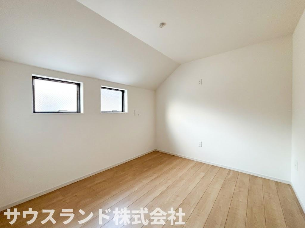 八王子市東浅川町6期１号棟の洋室|明るいトーンで統一された清潔感のある洋室です。十分な広さが確保されており多彩なレイアウトを楽しめます。十分な収納スペースも備わっているため、お子様のおもちゃや絵本もすっきりと片付けることができます。