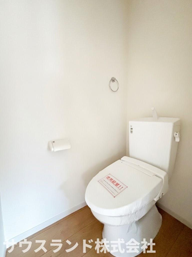 八王子市東浅川町6期１号棟のトイレ|各階に設置されているため、朝の忙しい時間帯や就寝時にも階段を上り下りする手間が省ける便利なトイレです。窓が設けられており、明るい自然光を取り入れるとともに、しっかりと換気を行うことができます。